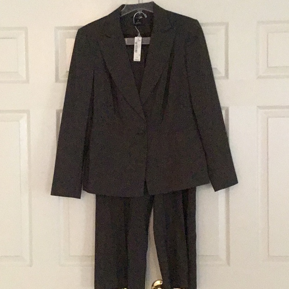 Tweed black 2 piece suit. Pants has pockets.100% lined
